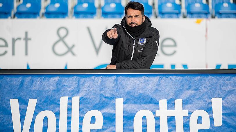 "Volle Lotte!": Lottes Trainer Ismail Atalan steht hinter einer Werbebande mit dem Slogan des Vereins.