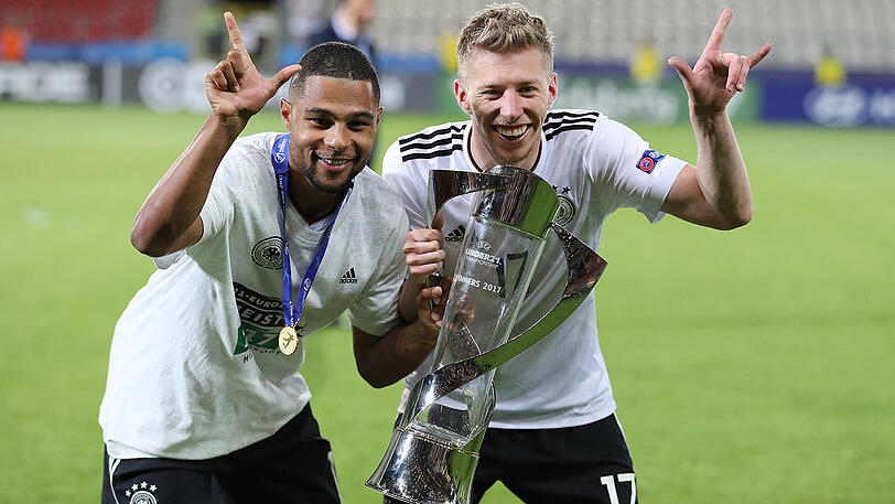 Serge Gnabry und Mitchell Weiser feiern den U21-Titel.