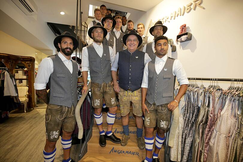 Die Löwen sind fit für die Wiesn: Weiter Bilder von der Oktoberfest-Einkleidung.