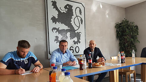 Der neue NLZ-Leiter des TSV 1860 Manfred Paula (mi.) und Löwen-Sportchef Günther Gorenzel (re.).
