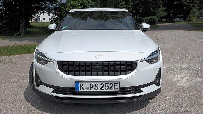 Die Front des Polestar 2 verbindet Dynamik und Eleganz.