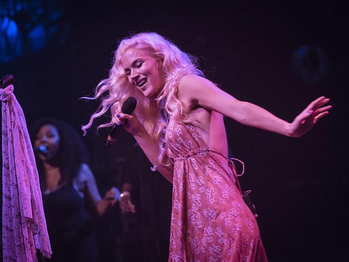 Joss Stone bei einem Konzert in Toronto 2017.