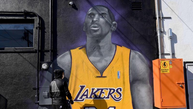 Mister Alek, ein Grafitti-Künstler, sprayt in Long Beach in L.A. ein Bild des gestorbenen Basketball-Stars Kobe Bryant auf eine Wand. Mister Alek, ein Grafitti-Künstler, sprayt in Long Beach in L.A. ein Bild des gestorbenen Basketball-Stars Kobe Bryant auf eine Wand.