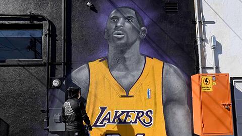 Mister Alek, ein Grafitti-Künstler, sprayt in Long Beach in L.A. ein Bild des gestorbenen Basketball-Stars Kobe Bryant auf eine Wand.