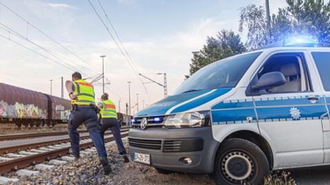 Eine Streife der Bundespolizei und ein Hubschrauber der Bundespolizeifliegerstaffel Oberschleißheim machten sich auf den Weg zum Gleisdreieck.