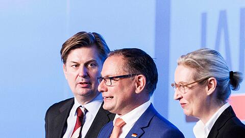Der Europawahl-Spitzenkandidat Maximilian Krah (l.) auf der Bühne mit den AfD-Bundesvorsitzenden Tino Chrupalla und Alice Weidel.