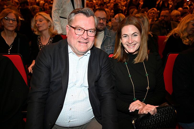 Josef und Natalie Schmid verfolgen mit vielen weiteren Prominenten die erste Aufführung des "großen Gatsby" in München.