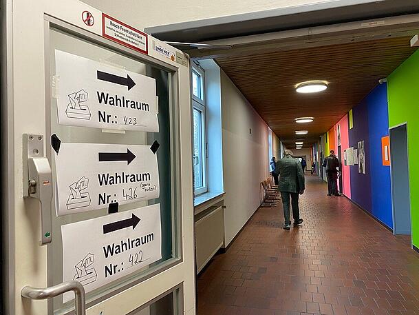Im Schwabinger Sophie-Scholl-Gymnasium gehen am Sonntagmittag zahlreiche M&uuml;nchner zur Wahl.