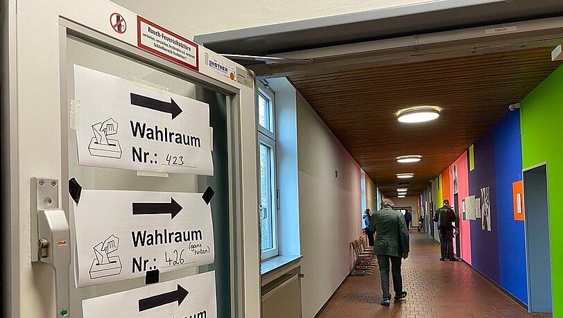 Im Schwabinger Sophie-Scholl-Gymnasium gehen am Sonntagmittag zahlreiche M&uuml;nchner zur Wahl.