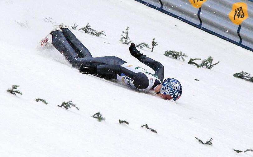 Skispringer Thomas Morgenstern verlor im Training für das Skifliegen auf dem Kulm/Österreich in der Luft das Gleichgewicht und schlug mit Rücken und Kopf hart auf dem Boden auf. Die Bilder.