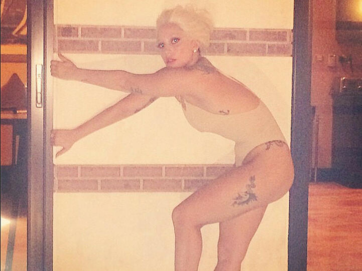 Lady Gaga schmeißt sich im Badeanzug in Pose