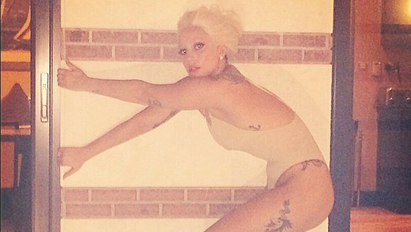 Lady Gaga schmeißt sich im Badeanzug in Pose Lady Gaga schmeißt sich im Badeanzug in Pose