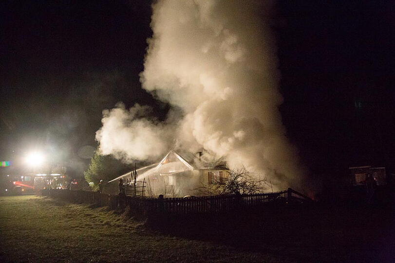 Wohnhausbrand in Wäschhausen - die Bilder vom Feuerwehreinsatz