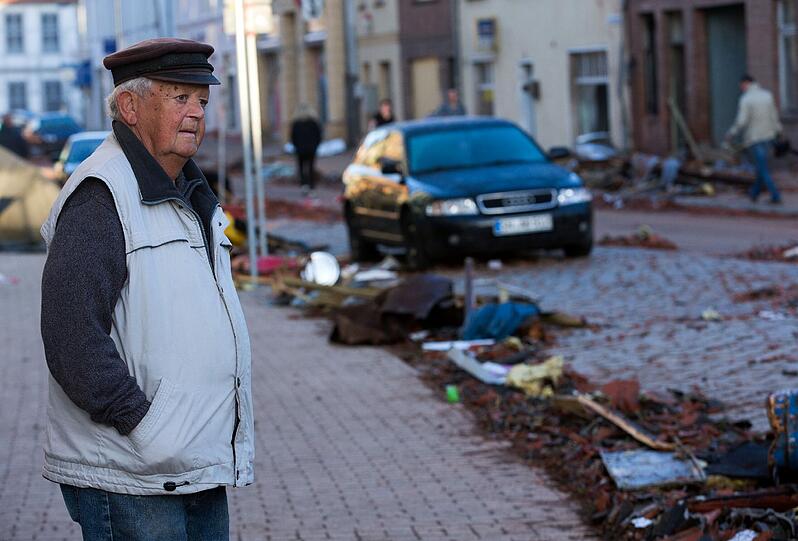 Tief Zoran zerlegt Teile Norddeutschlands: Die Straßen in Bützow sind mit Ziegeln übersät. Laut Augenzeugen wurden Autos durch den starken Wind von Ort und Stelle bewegt.