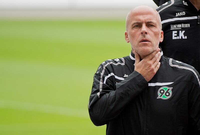 Hannover-Trainer Michael Frontzeck übernahm das Team fünf Spieltage vor Ende der vergangenen Saison. Nun könnte es bereits eng für ihn werden.