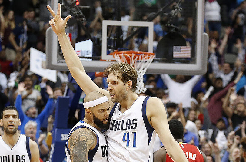 Dirk Nowitzki (rechts) feiert gemeinsam mit seinem Mavericks-Teamkollegen Deron Williams einen Drei-Punkte-Wurf.