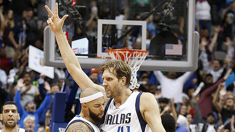 Dirk Nowitzki (rechts) feiert gemeinsam mit seinem Mavericks-Teamkollegen Deron Williams einen Drei-Punkte-Wurf.