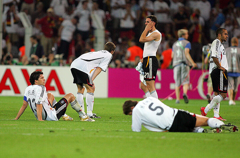 Die deutsche Nationalmannschaft am Boden zerstört nach der Niederlage im Finale der Heim-WM 2006.