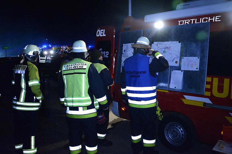 Die Flammen ließen nicht viel übrig - 30 Rinder starben im Feuer. Die Bilder vom Löscheinsatz in Wurmsham.