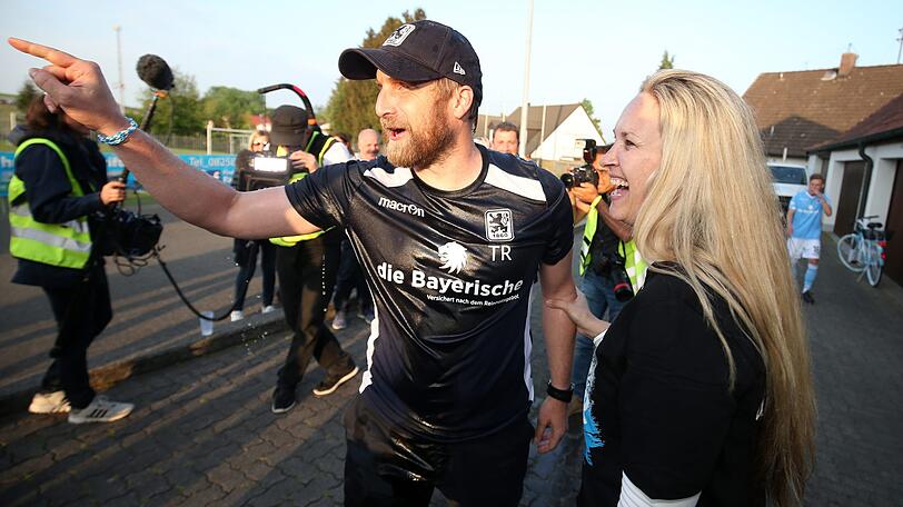 Wirkte gelöst: Daniel Bierofka nach der sicheren Meisterschaft der Löwen in der Regionalliga Bayern.