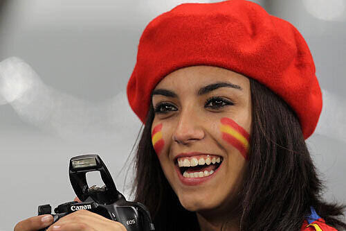 Diese hübsche Spanierin freut sich am Spiel ihrer Mannschaft.