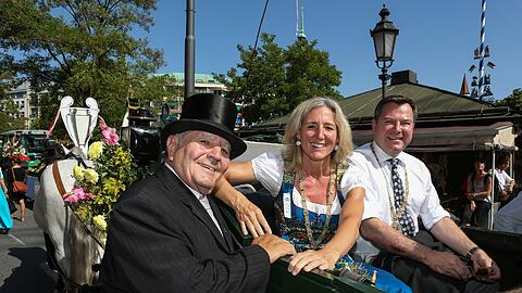 Kutscher Hans Holzmann, Sabine Nallinger und Josef Schmid beim "Münchner Gärtnerjahrtag".