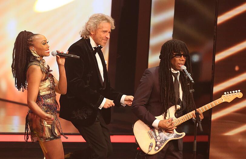 Moderator Thomas Gottschalk (M) rockt mit US-Musiklegende Nile Rodgers (r)