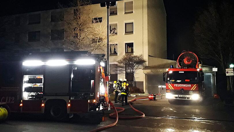 Im Münchner Stadtteil Milbertshofen muss die Feuerwehr einen Brand in einer Tiefgarage löschen.