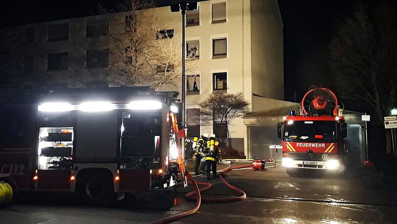 Im Münchner Stadtteil Milbertshofen muss die Feuerwehr einen Brand in einer Tiefgarage löschen.