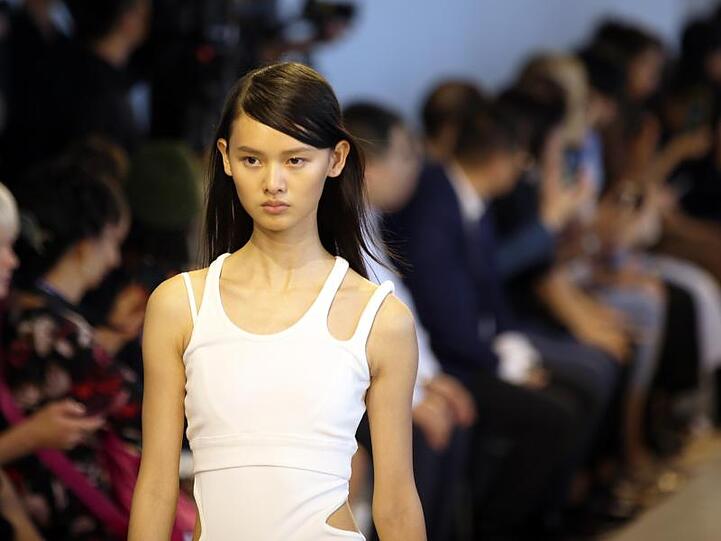 Ein Model läuft auf der New York Fashion Week.