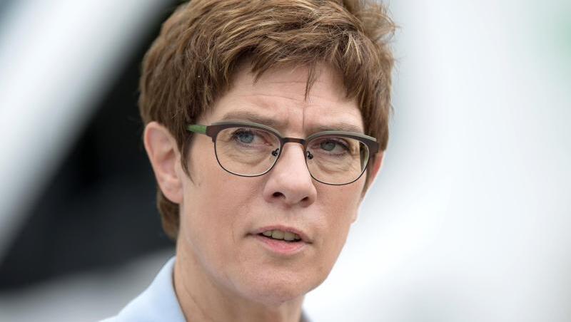 Annegret Kramp-Karrenbauer ist Vorsitzende der CDU und Bundesministerin für Verteidigung. Annegret Kramp-Karrenbauer ist Vorsitzende der CDU und Bundesministerin für Verteidigung.