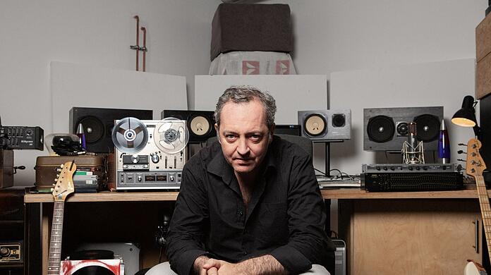 Rainald Grebe im heimatlichen Tonstudio.