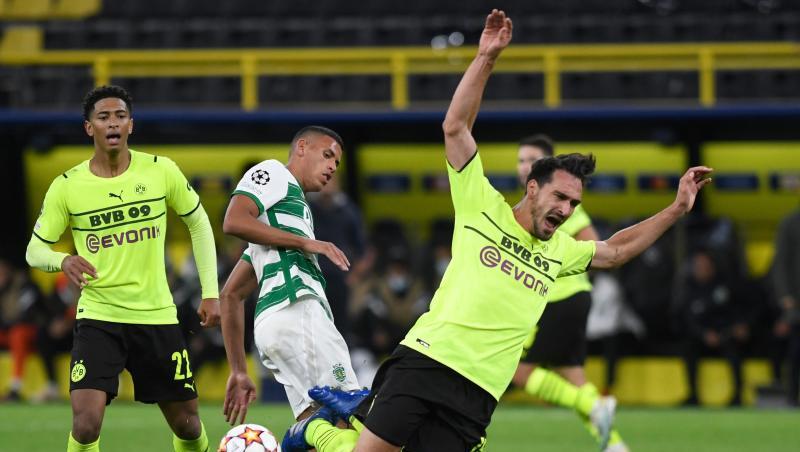 Lissabons Matheus Nunes (M) bringt BVB-Verteidiger Mats Hummels unsanft zu Fall. Lissabons Matheus Nunes (M) bringt BVB-Verteidiger Mats Hummels unsanft zu Fall.