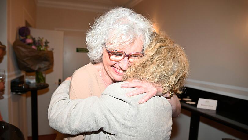Herzliche Umarmung: Anita Wepper und Michaela May in der Komödie im Bayerischen Hof. Herzliche Umarmung: Anita Wepper und Michaela May in der Komödie im Bayerischen Hof.
