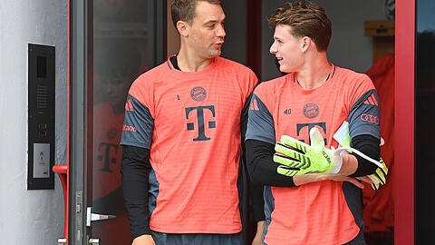 Gutes Verhältnis: Urbig (r.) und Kapitän Manuel Neuer.