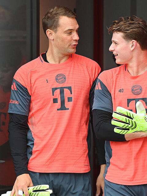 Jonas Urbig ist beim FC Bayern die klare Nummer zwei hinter Manuel Neuer. Im Spiel gegen Borussia Mönchengladbach am Samstag steht er im Tor.