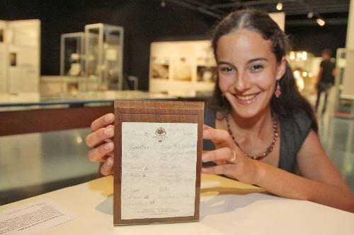 Zeigt den berühmtesten Spicker: Museums-Mitarbeiterin Monika Fischermeier mit dem Zettel von Jens Lehmann.