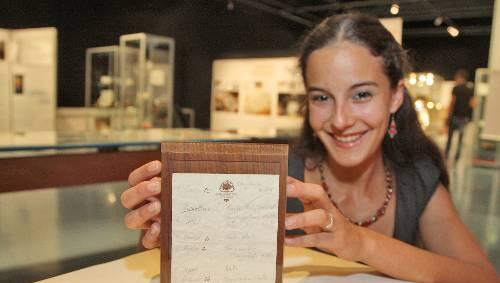 Zeigt den berühmtesten Spicker: Museums-Mitarbeiterin Monika Fischermeier mit dem Zettel von Jens Lehmann.