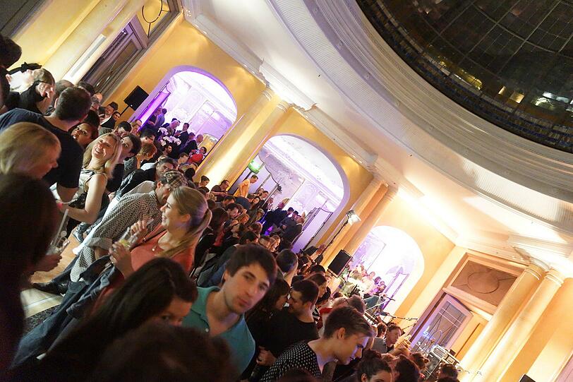 Jeni Williams und Black Bohemia spielten zur Langen Nacht der Musik im Atrium im Hotel Bayerischer Hof.