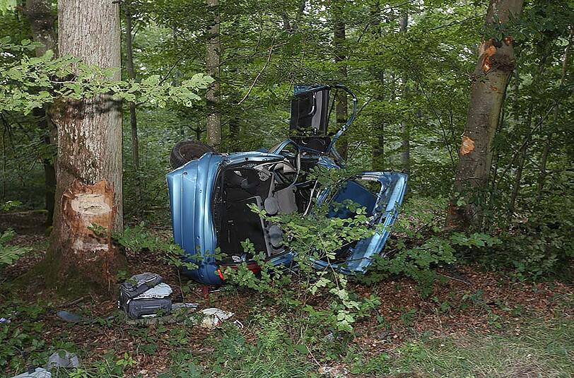 Nach einem schweren Verkehrsunfall im unterfränkischen Unterschleichach ist eine 19-jährige Frau gestorben. Die Bilder vom Unfallort.