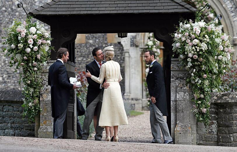 Spencer Matthews (2.v.l), der Bruder des Bräutigams, begrüßt die Sängerin Donna Air vor der St. Mark's Kirche, in der Pippa Middleton dann James Matthews heiraten wird. Rechts steht Pippas Bruder James Middleton.