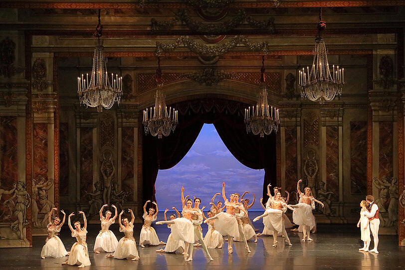Das Ensemble des Staatsballetts im "Nußknacker".