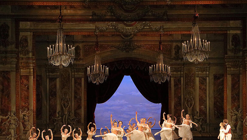 Das Ensemble des Staatsballetts im "Nußknacker". Das Ensemble des Staatsballetts im "Nußknacker".