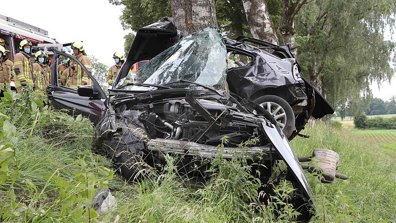 Bei dem schweren Unfall wurde der BMW schwer beschädigt.