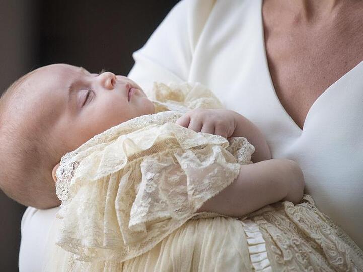 Kate, Herzogin von Cambridge, trägt ihren Sohn Prinz Louis zu seiner Taufe. Er trägt eine Replik eines viktorianischen Taufkleids von 1841, hergestellt von Angela Kelly.