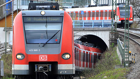 Eine S-Bahn fährt in München aus einem Tunnel.