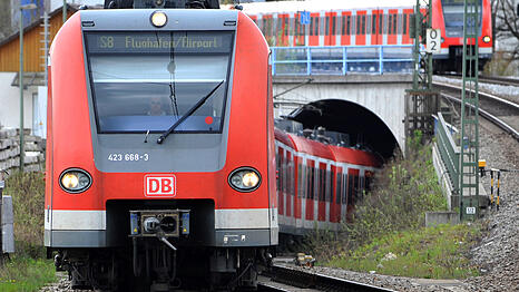 Eine S-Bahn f&auml;hrt in M&uuml;nchen aus einem Tunnel. (Archivbild)