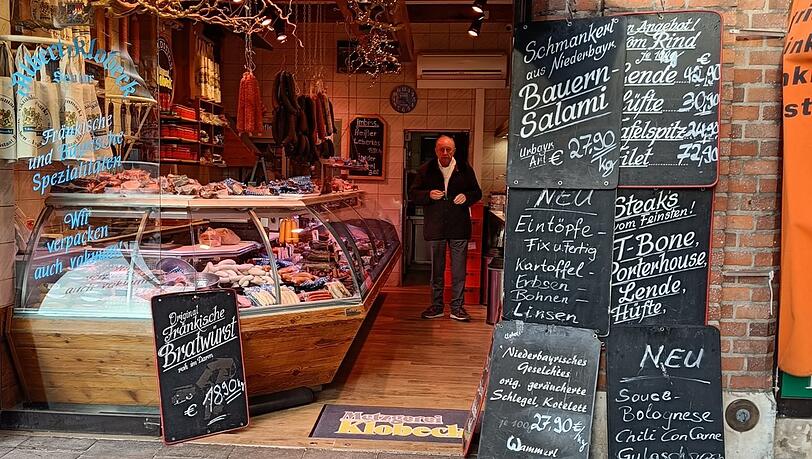 Zwischen fränkischer Bratwurst und Bauern-Salami: Der einstige Star-Koch Alfons Schuhbeck kauft auf der Metzgerzeile am Viktualienmarkt ein – in der Metzgerei Klobeck.