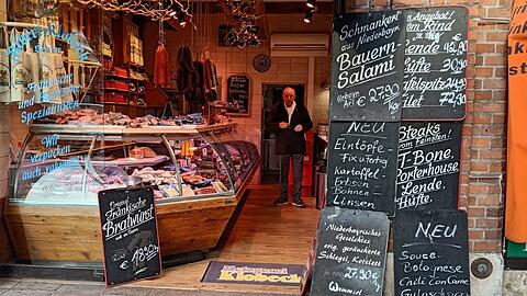 Zwischen fränkischer Bratwurst und Bauern-Salami: Der einstige Star-Koch Alfons Schuhbeck kauft auf der Metzgerzeile am Viktualienmarkt ein – in der Metzgerei Klobeck.