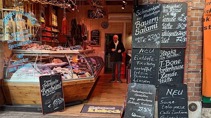 Zwischen fränkischer Bratwurst und Bauern-Salami: Der einstige Star-Koch Alfons Schuhbeck kauft auf der Metzgerzeile am Viktualienmarkt ein – in der Metzgerei Klobeck.
